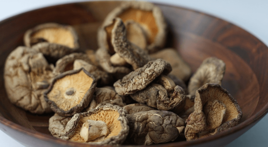 허리에 좋은 음식 표고버섯 여러 개가 나무 그릇에 담겨 있다 