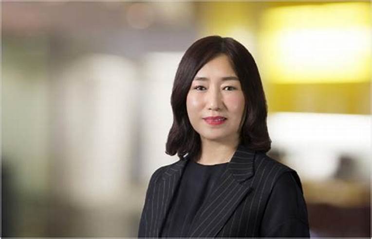 성공적인 프리랜서가 되기위한 자세를 갖춘 젊은 여인