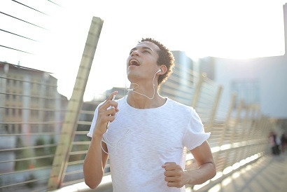 러닝할 때 어떤 음악을 듣느냐에 따라 운동 효과가 다를 수 있다.