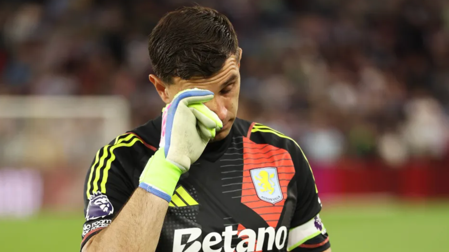 토트넘과의 경기후 눈물을 훔치는 마르티네스