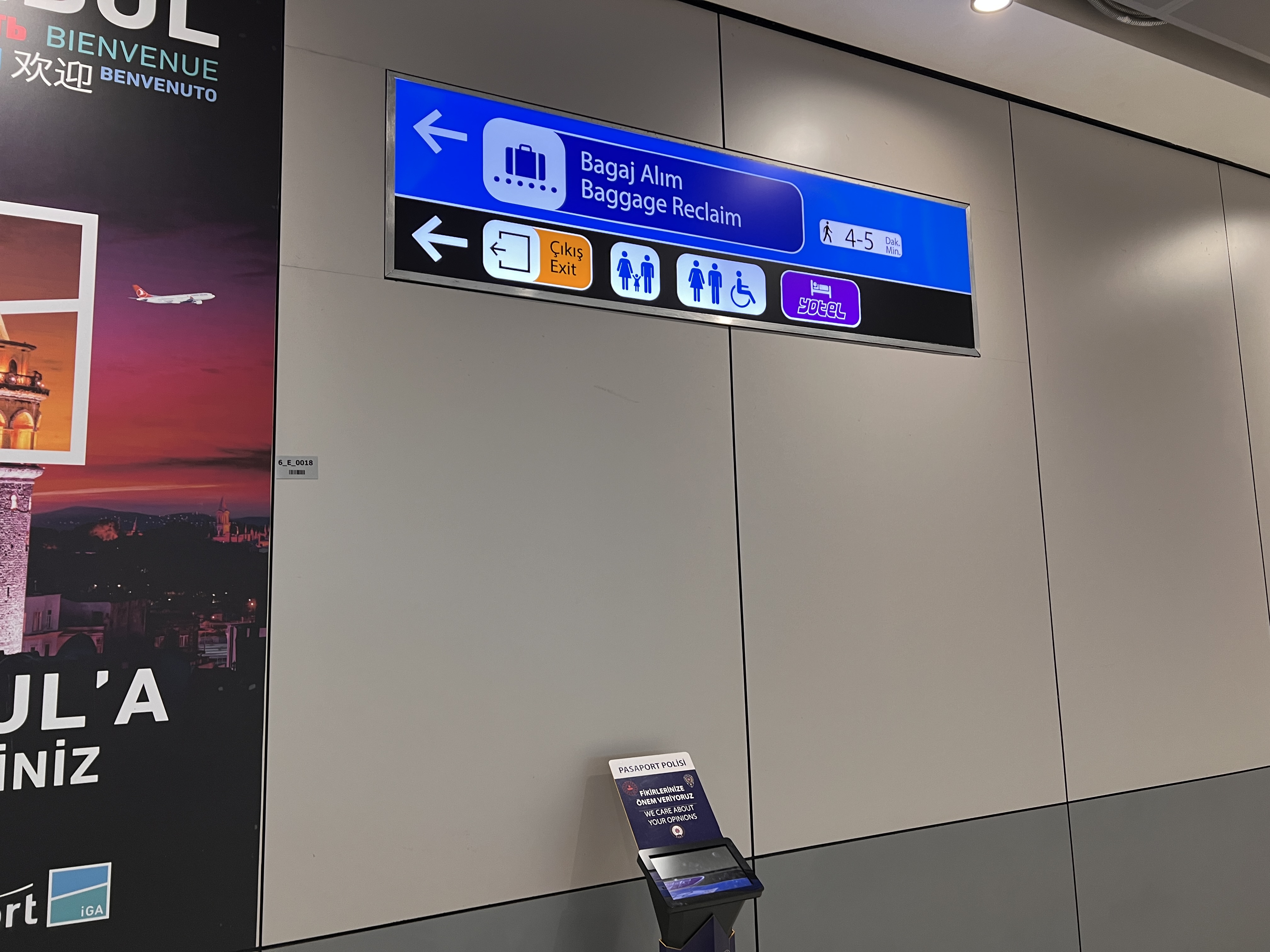 수하물 찾는 곳을 안내해주는 표지판