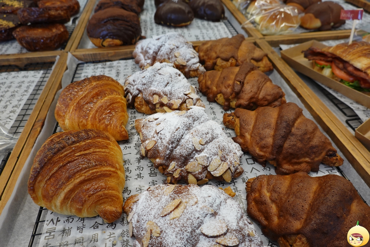 플레인 & 아몬드 & 라즈베리 크루아상