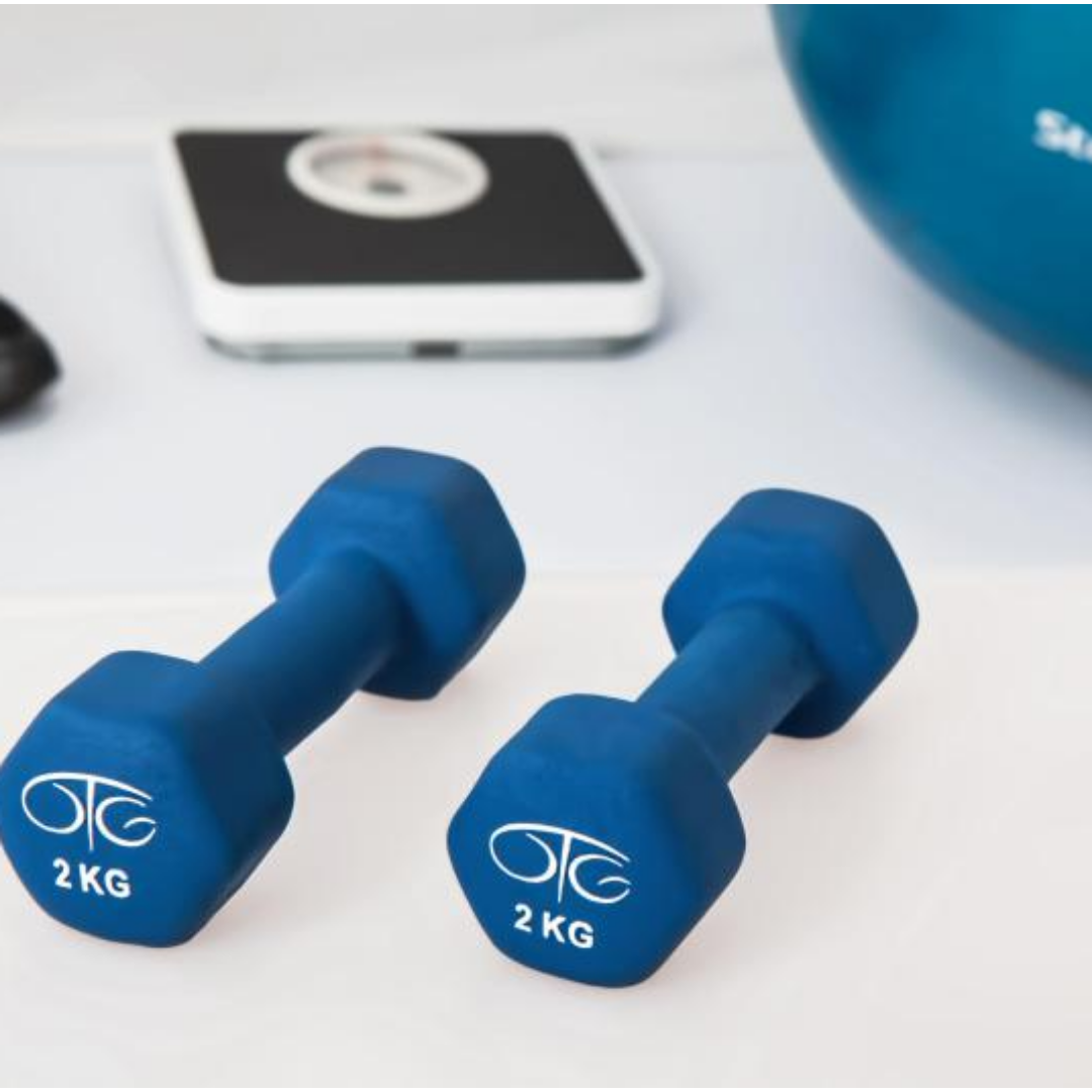 덤벨 두개가 놓여있다.
