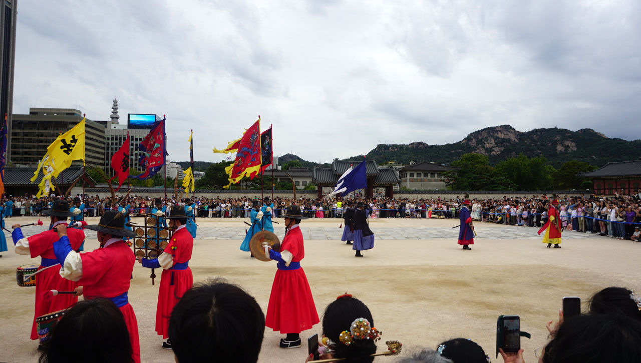 경복궁 수문장 교대식에서 15명의 치타대가 행사를 진행 중이다.