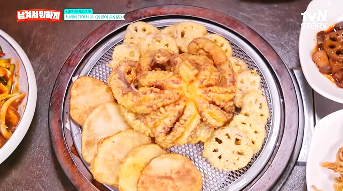 연근튀김과 감자 튀김 사이에 극강의 비주얼을 자랑하는 통째로 튀겨진 돌문어 통튀김이 놓여져 있는 모습