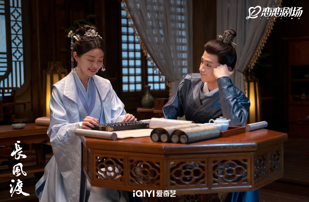 장풍도-백경정과 송일-탁자에 둘이 앉아서 백경정이 송일 바라보는 사진