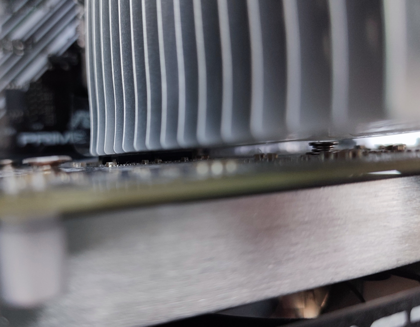 방열판과 그래픽카드 뒤면이 밀착된 상태