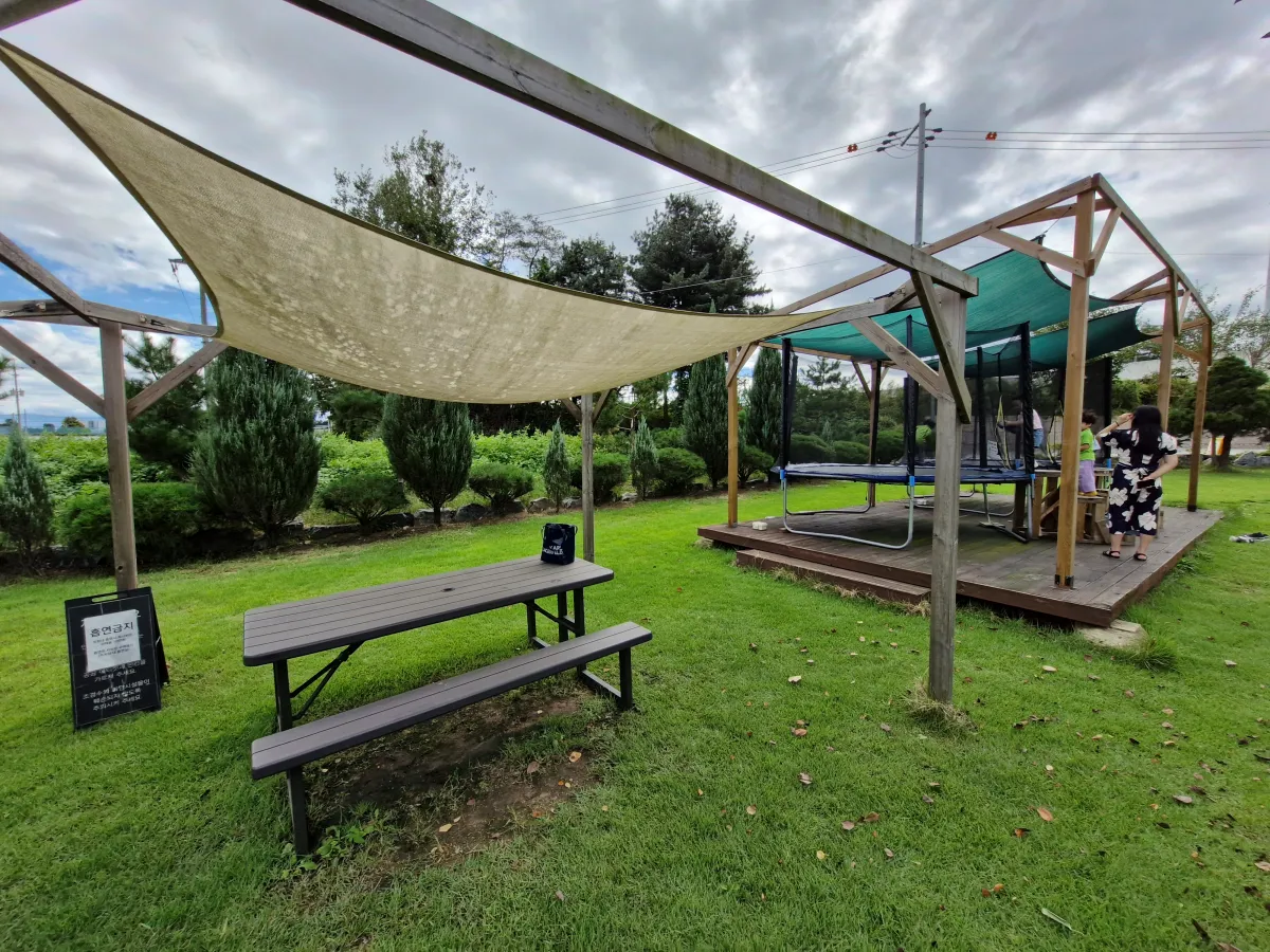 잔디위에-벤치와-아이들이-놀기좋은-방방이가-있다