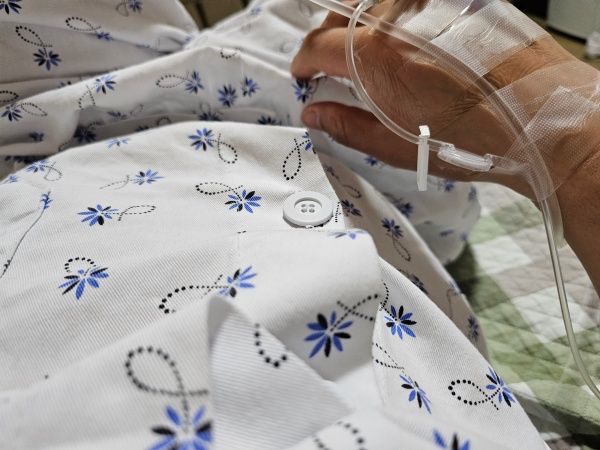 환자복을-입고-병원에-입원한모습