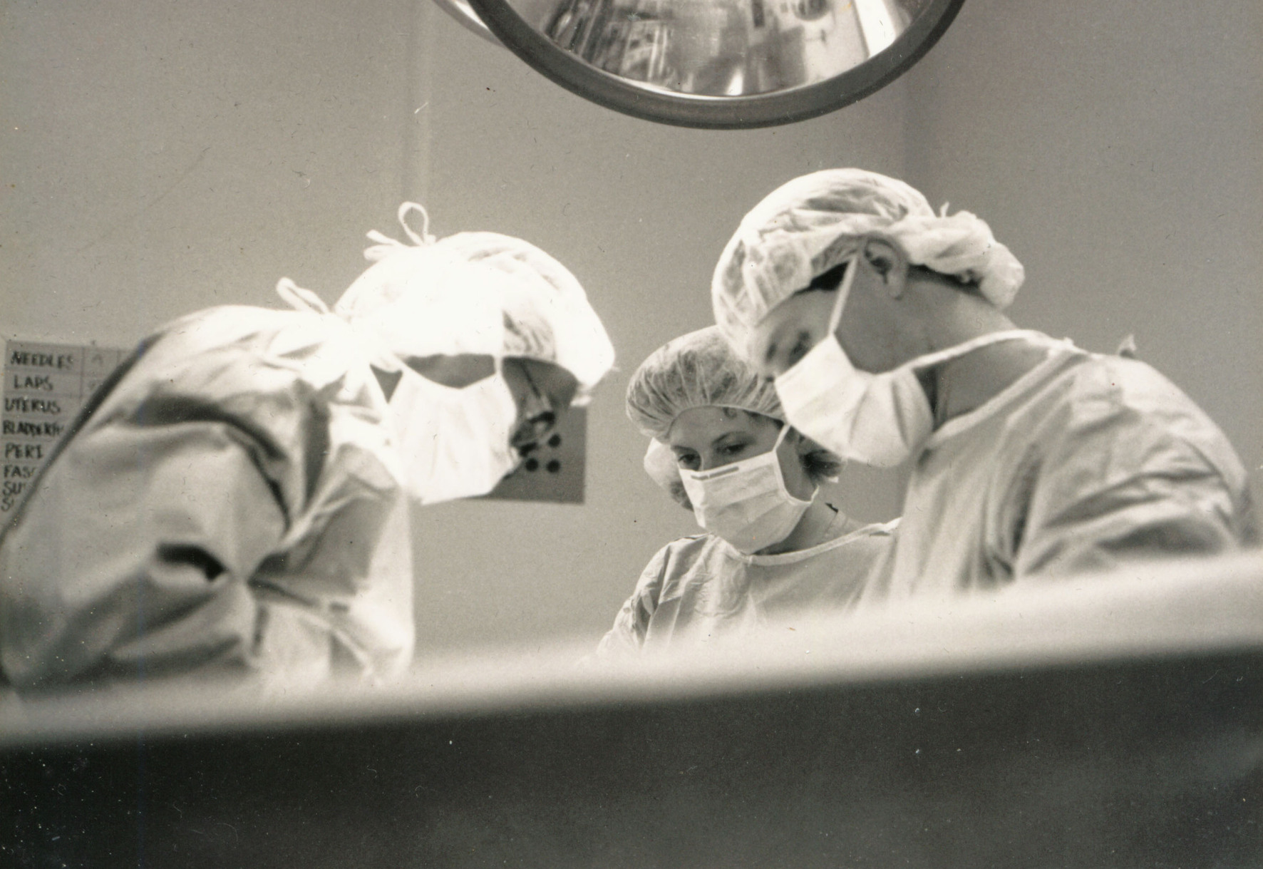 의사들이 수술하는 모습