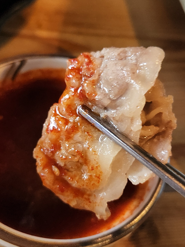 소스에_찍은_우삼겹