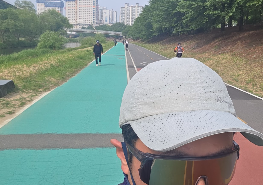 러닝용 모자와 고글을 착용하고 미소 짓는 빌더님의 모습