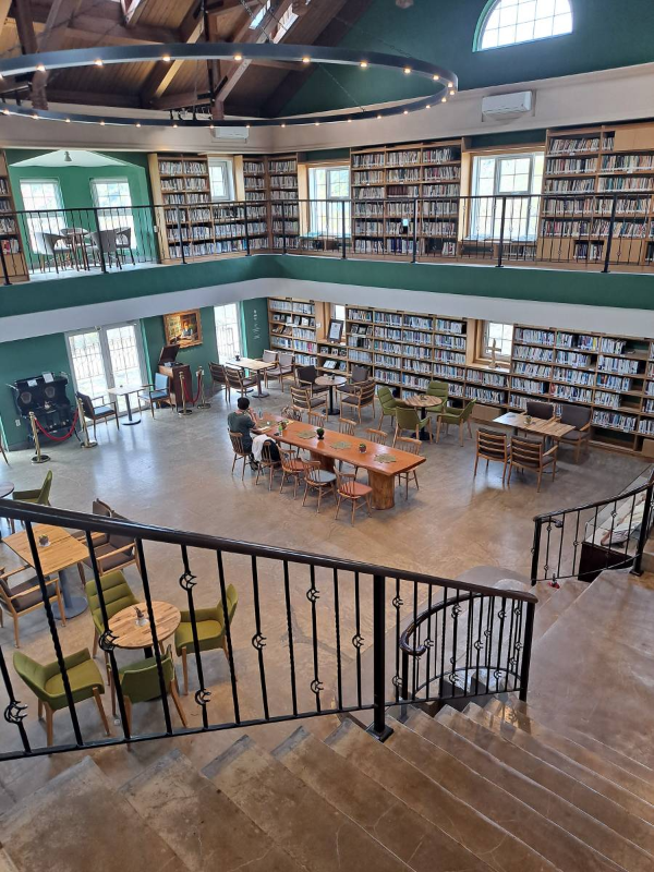 미궁카페로 내려가는 계단