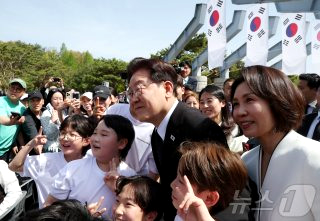 이 대통령 4&middot;19 정신 민주묘지 참석(영상)