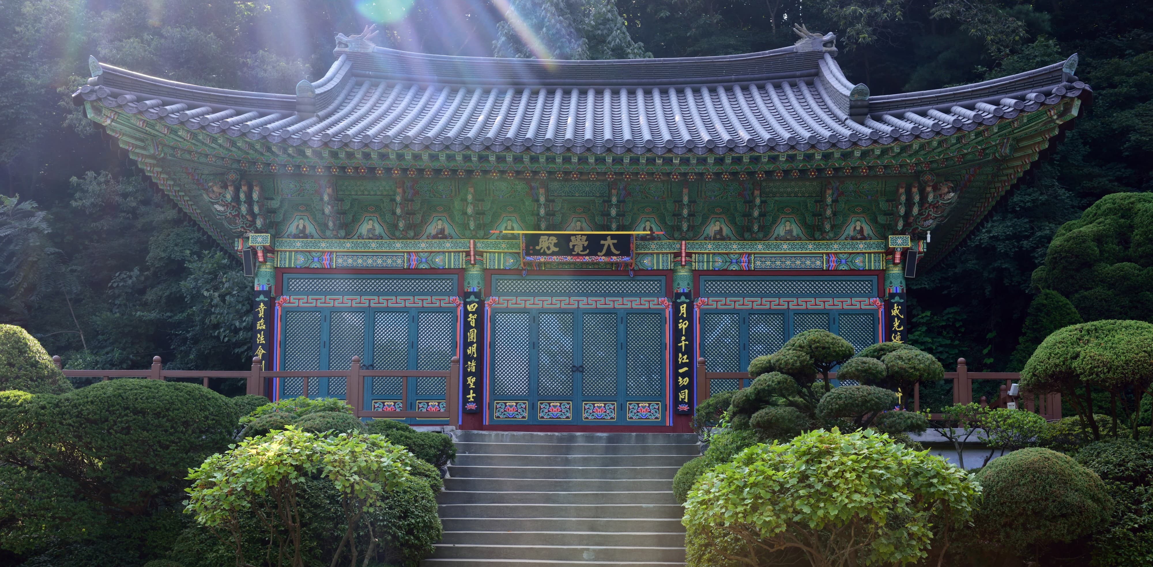 사찰 기와와 궁궐 기와의 미학적 비교