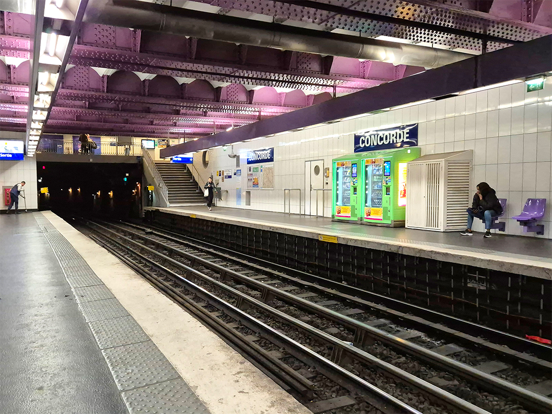 프랑스 파리 지하철 8번선 콩코드역 승강장
