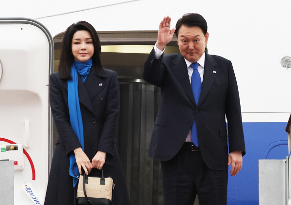국가비상금으로 500억 넘게 해외여행 다닌 부부