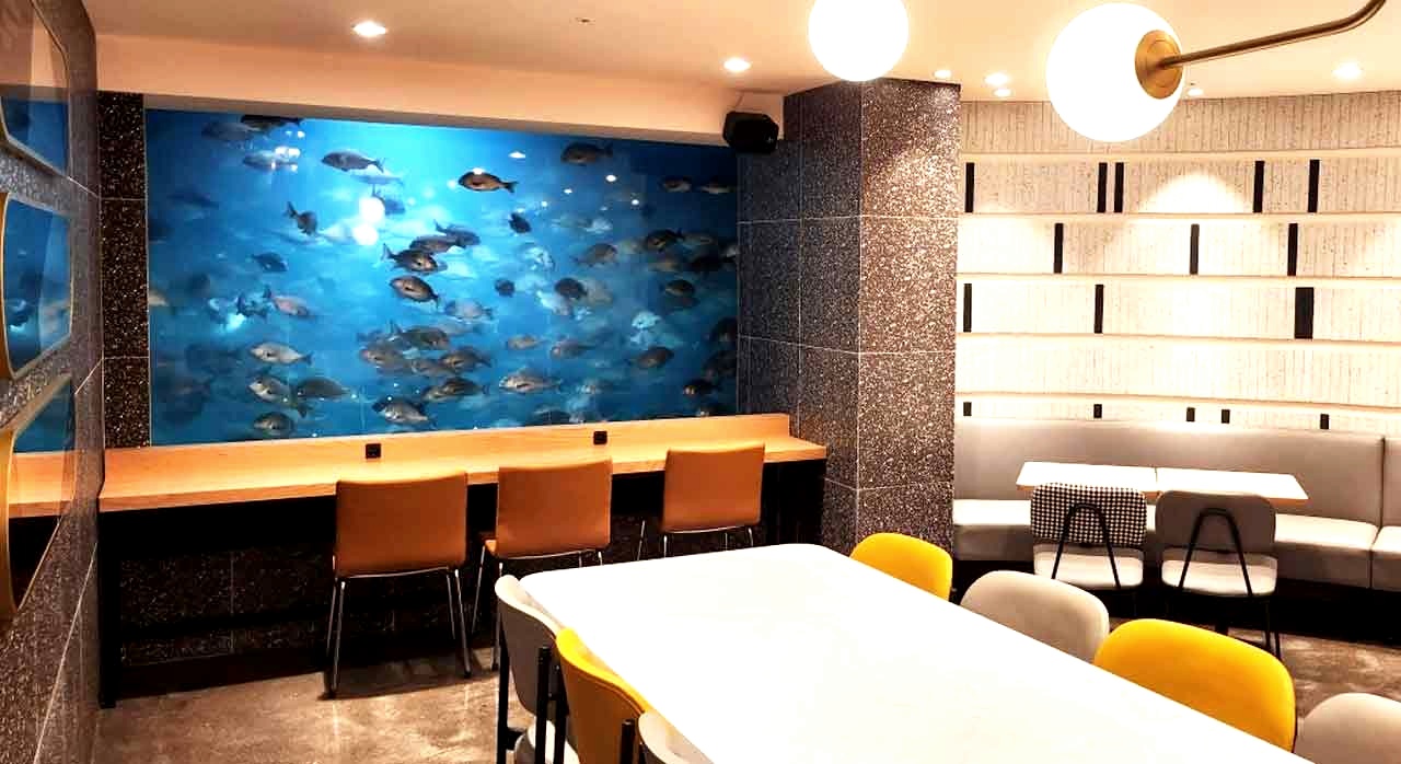 바다 속을 정면으로 마주한 투썸플레이스 경주감포항점의 지하 매장 전경이다. [ⓒ네이버플레이스 투썸플레이스 경주감포항점]