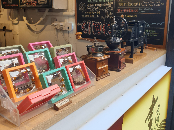 판매요 팔찌가 카운터 옆에 전시되어 있다.