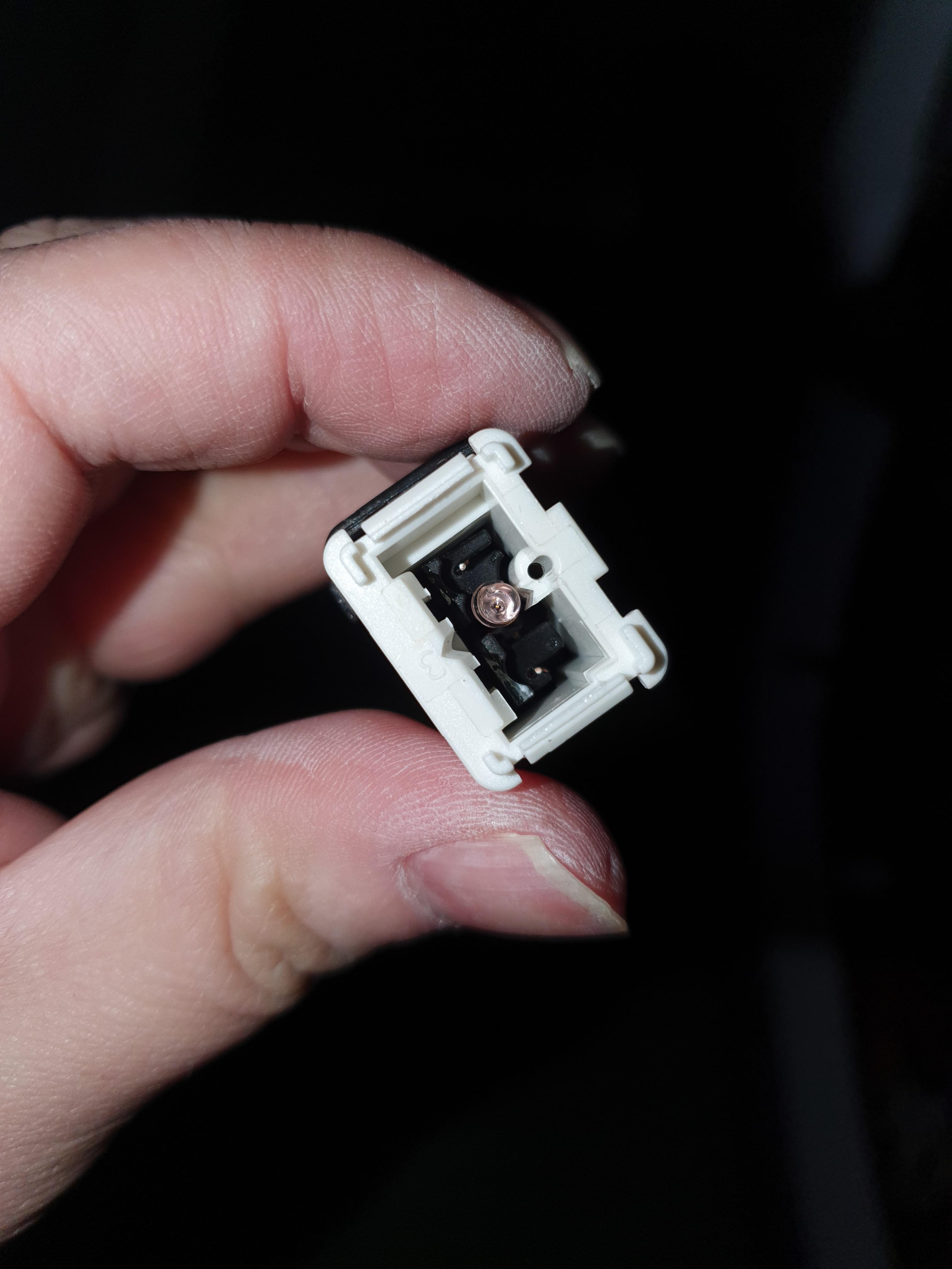 트위지 비상등 스위치 램프 부분