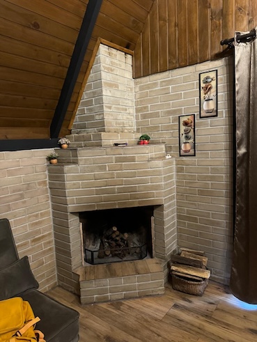 샬레 내부 벽난로