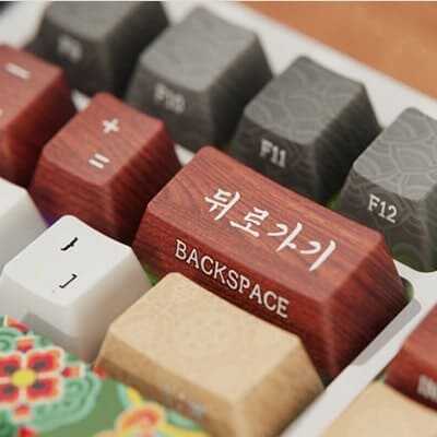 국립중앙박물관 키보드 뮷즈 백스페이스 상단에 뒤로가기라고 한글로 적혀있는 이미지