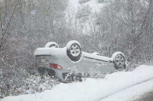 눈길에서-뒤집힌-자동차