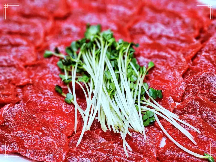 진심 가득 건강 담은 맛 종로 5가 맛집 추천 생방송투데이 육회 육회비빔밥 육사시미 육회탕탕이 주말 8백 인분 완판 광장시장 필수 코스 오늘방송 소문의 맛집