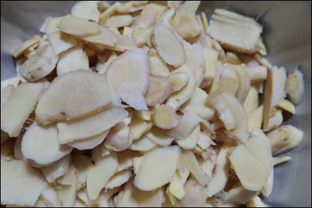 자른 생강 편 모음