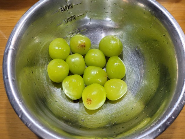 송이에서 떨어진 샤인머스켓 상태 확인