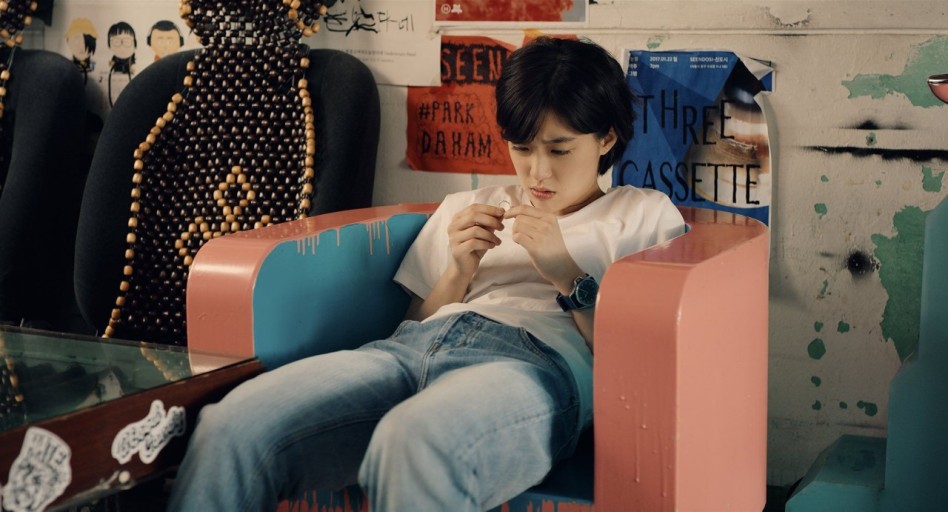 의자에 앉아 있는 여성의 모습