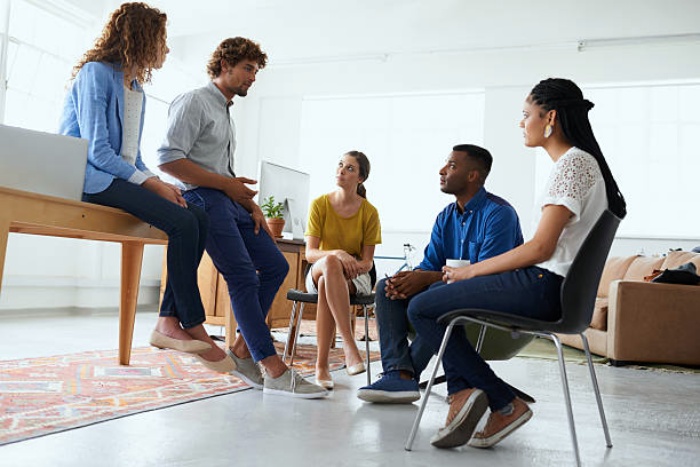 사람들이_다른_사람의_이야기에_관심을_기울임