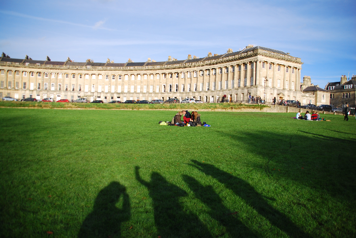로열크레센트 앞 잔디밭에서의 여유로운 오후 사진
