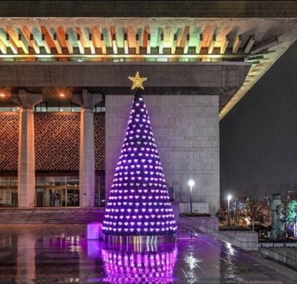 화장품 공병으로 만든 대형 LED 트리