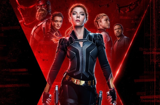 검은 슈트를 입고 무기를 들고 있는 블랙위도우 포스터