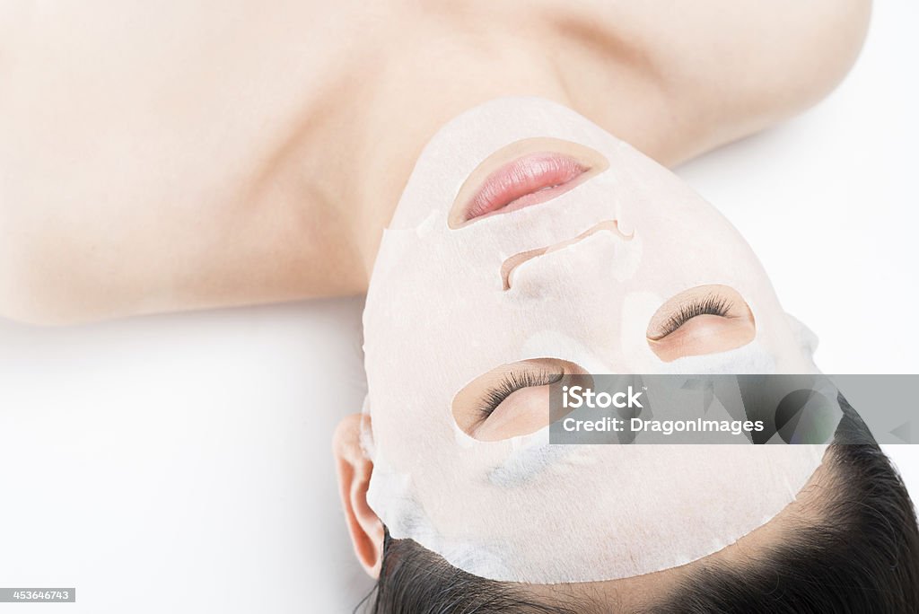 냉장 보관한 마스크팩을 얼굴에 올리는 모습