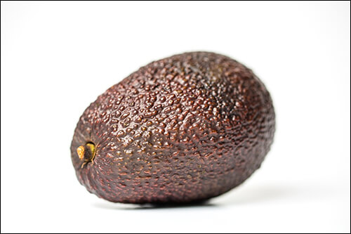 껍질이 짙은 갈색인 아보카도