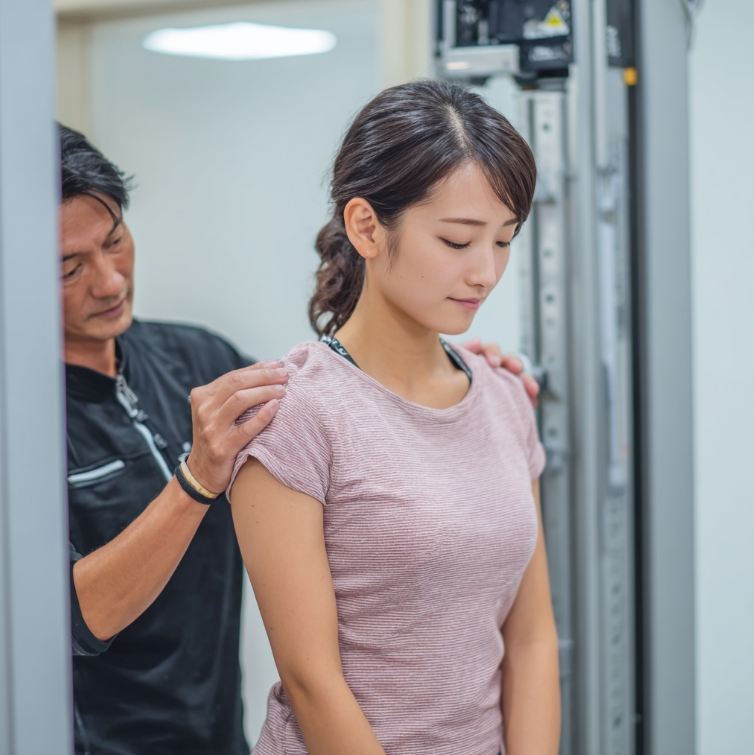 어꺠통증 치료중인 여성