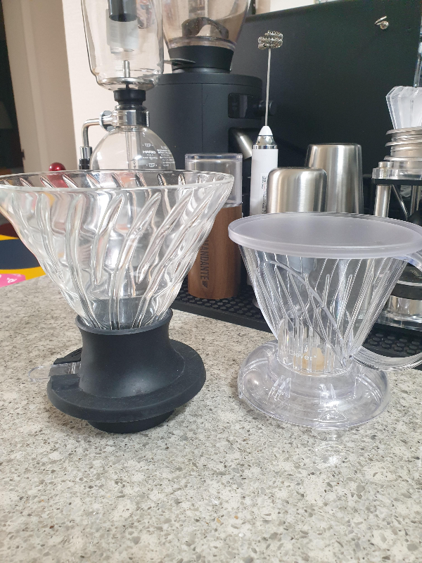 테이블 위에 하리우 스위치(왼쪽)과 미스터 클레버(오른쪽)이 놓여있다. 왼쪽은 원뿔, 오른쪽은 사다리꼴이다.