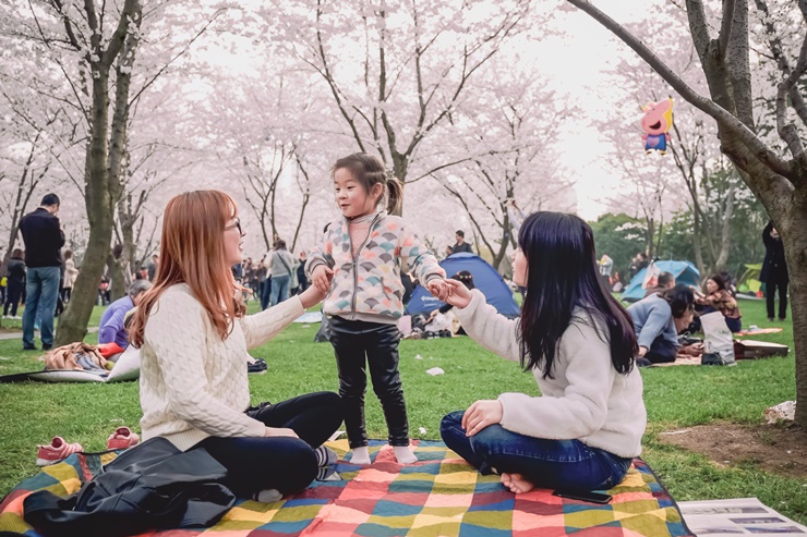 아이와 함께 자연 속에서 웃고 있는 가족