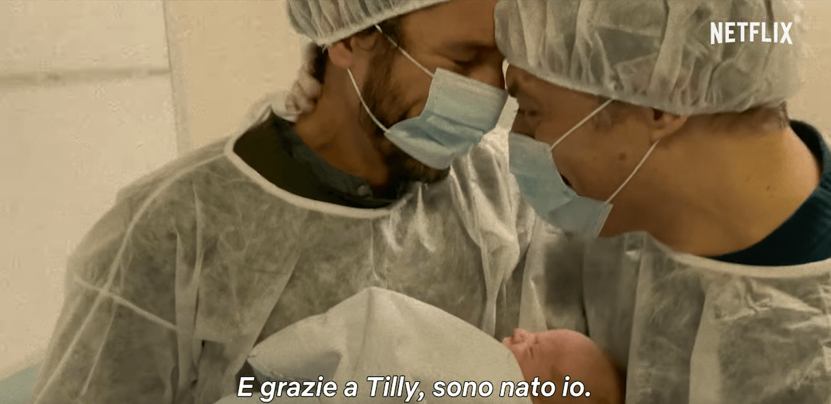 두 아버지와 아기의 모습