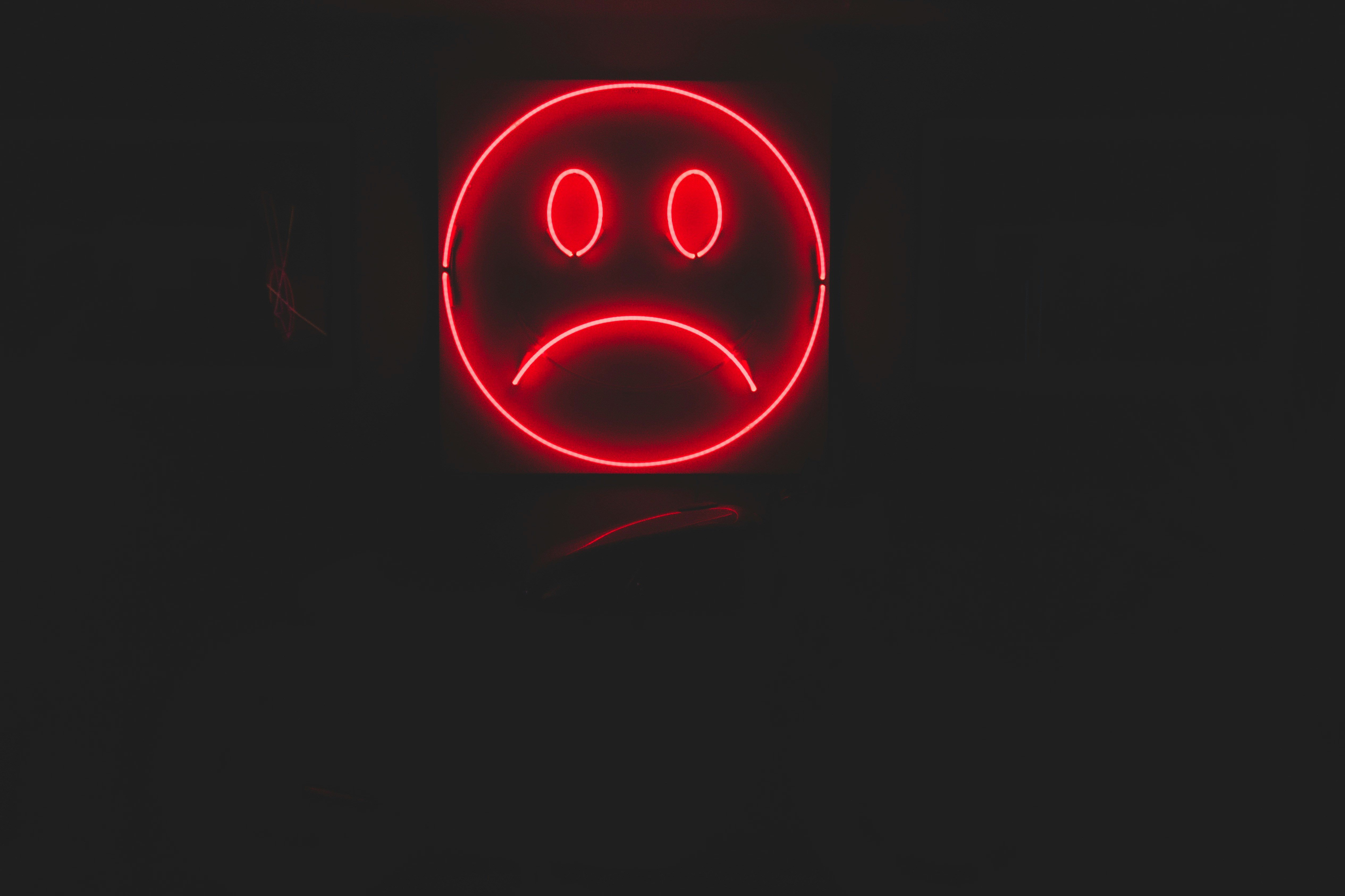 인상쓰고 있는 사진