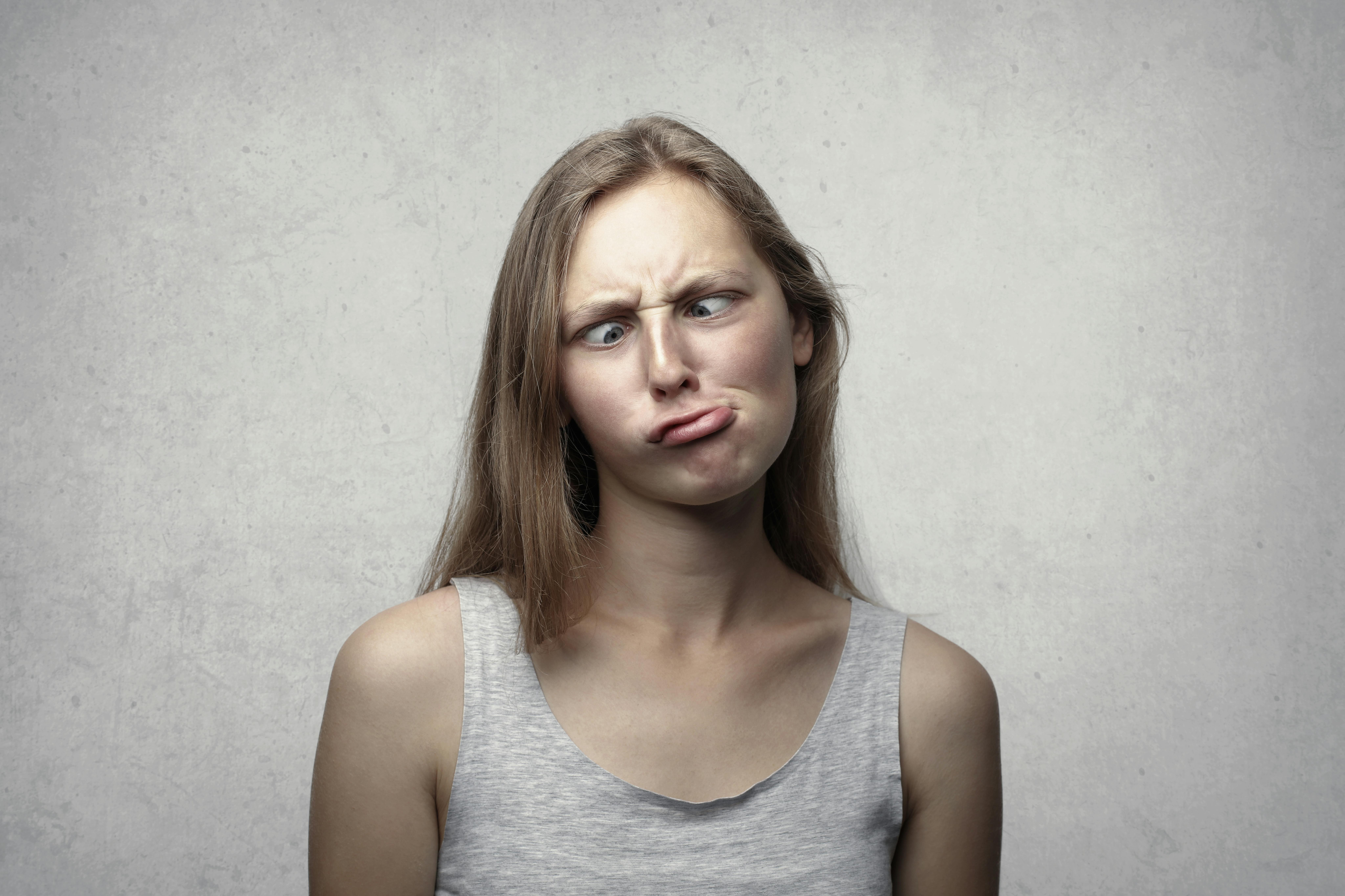 연인이 다른 사람과 비밀스러운 대화를 나누는을 상징하는 이미지