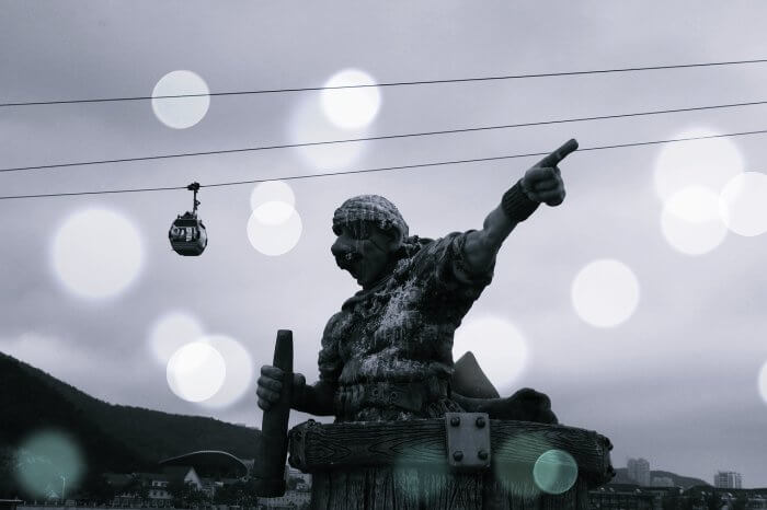 케이블카-배경의-동상
