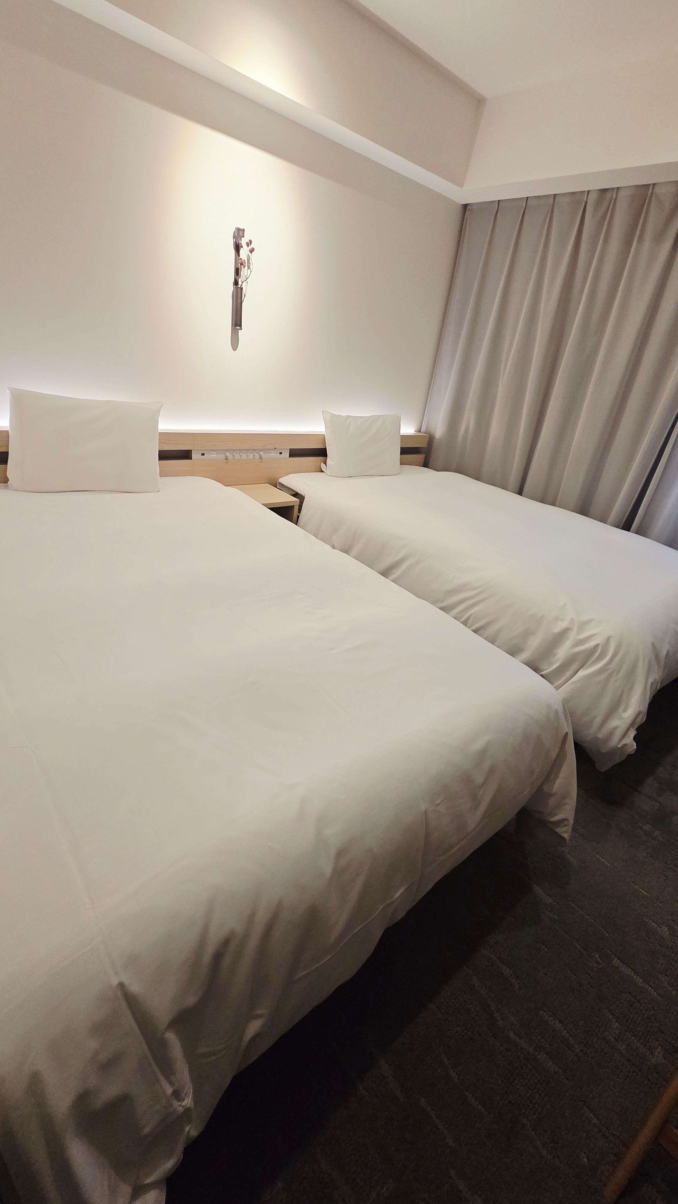 REF 침대 두 개가 놓인 트윈룸