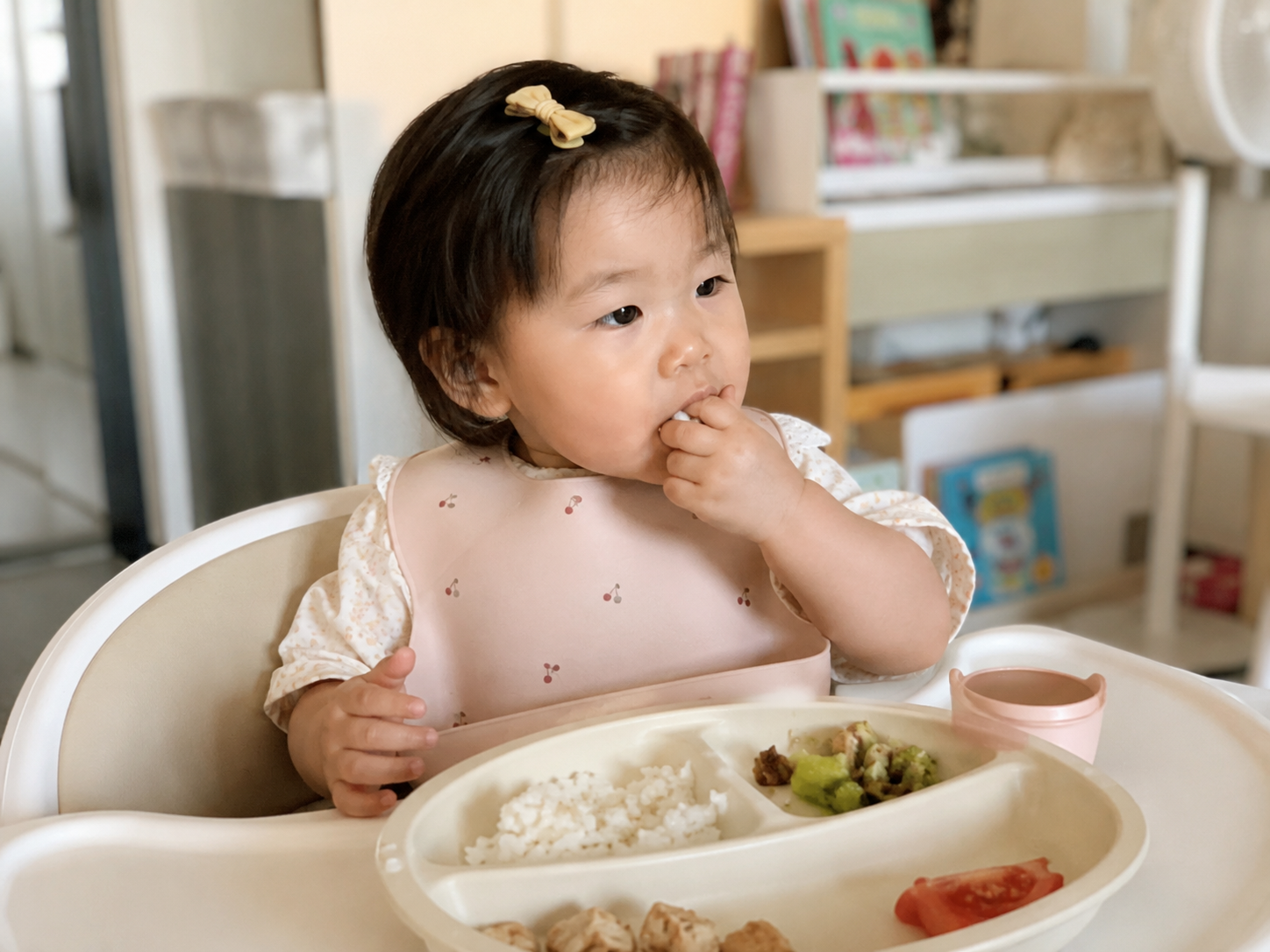 15개월 아기 발달, 손가락으로 음식을 집어 스스로 먹는 한국 여자아기