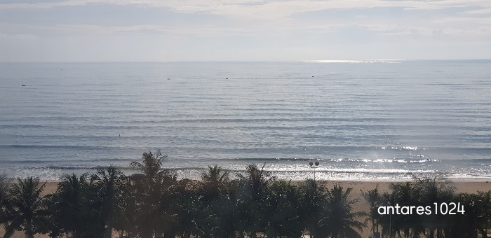 수영장에서-바라본-해변