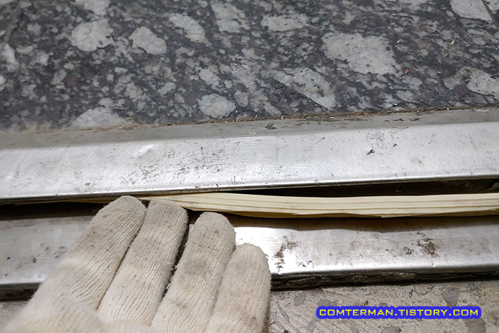 틈새가 넓은 현관문 고무 패킹 설치 방법