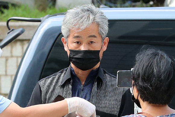 광복절 광화문 집회에서 경찰을 폭행한 혐의를 받고 있는 정창옥씨가 18일 오후 서울 서초구 서울중앙지방법원에서 열린 구속 전 피의자 심문(영장실질심사)에 출석 하고 있다. 정씨는 지난달 국회 본관 앞에서 개원식 연설을 마치고 이동하던 문재인 대통령을 향해 신발을 던진 혐의로 체포 돼 한차례 구속 될 뻔 했다가 영장이 기각된 바 있다. [사진=뉴시스]