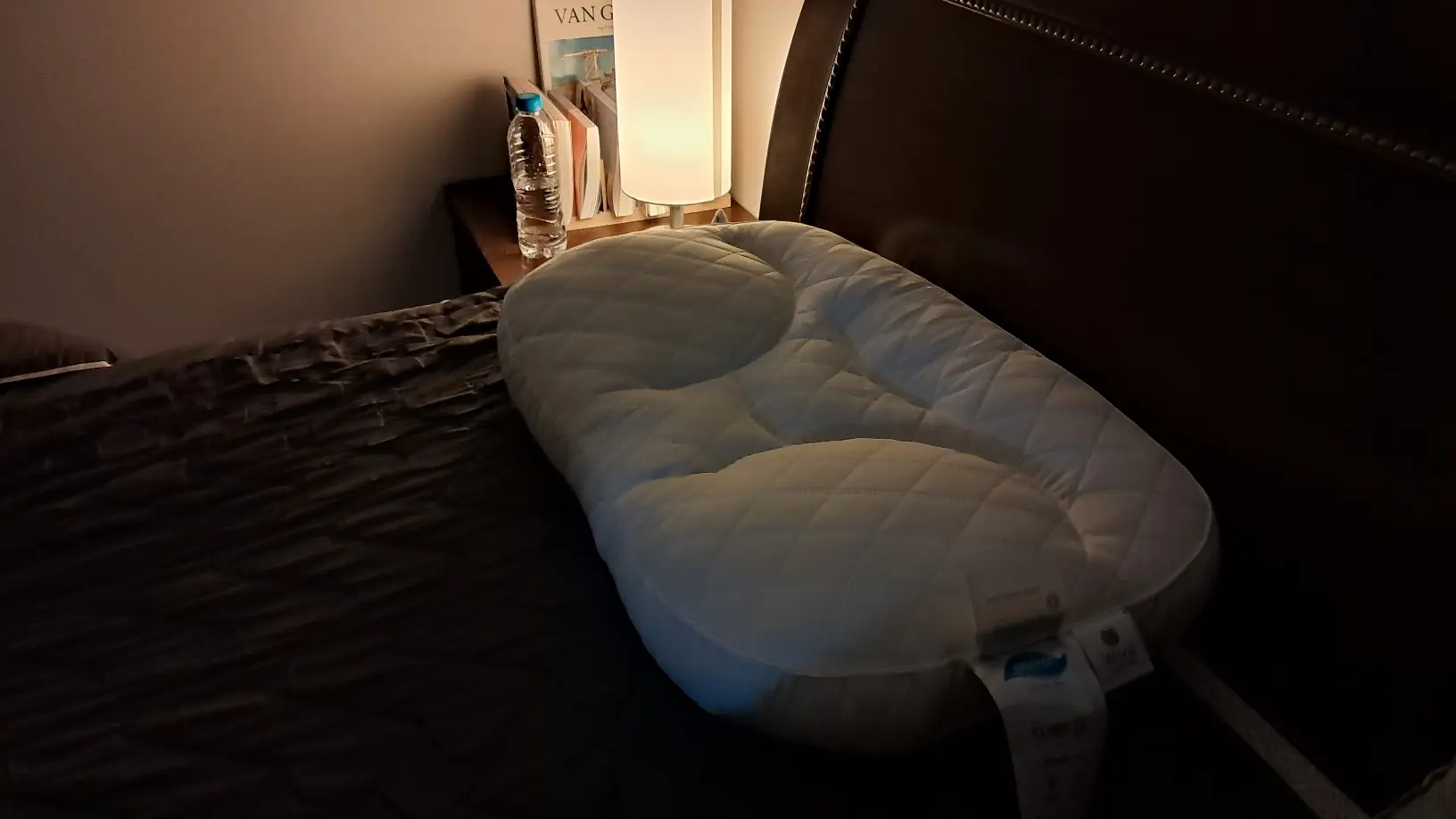 아이유-베개-베는법-침대